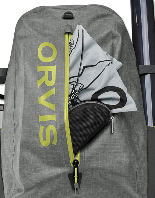 Die Außentasche des Waterproof Backpack von ORVIS ist wasserabweisend, jedoch nicht wasserdicht. In dieser können Sie zum Beispiel Ihre Polbrille oder anderes wasserunempfindliches Zubehör unterbringen.